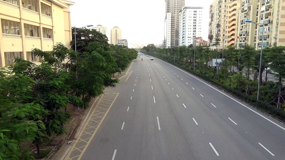 Đường phố trung tâm Hà Nội vắng vẻ trong ngày đầu nghỉ lễ - 11 
Đường Võ Chí Công lúc 8h sáng.