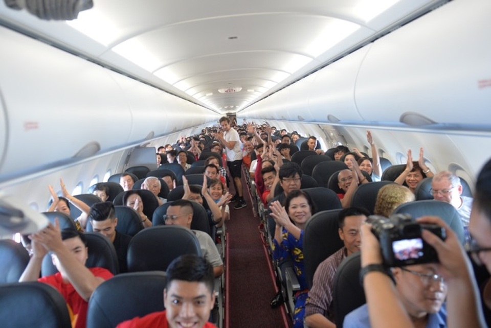 Gần 200 hành khách Vietjet cùng hát "Nối vòng tay lớn" mừng quốc khánh 2/9 - 6 Gần 200 hành khách Vietjet cùng hát "Nối vòng tay lớn" mừng quốc khánh 2/9 - 6