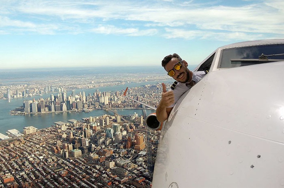 Lật tẩy bộ ảnh selfie "gây sốc" khi thực hiện bên ngoài cửa kính máy bay - 4 Lật tẩy bộ ảnh selfie "gây sốc" khi thực hiện bên ngoài cửa kính máy bay - 4
