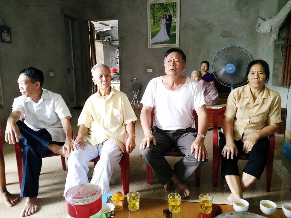 Dân cả thôn kéo nhau “gõ cửa” khắp nơi đòi đất xây nhà văn hóa! - 2 Người dân thôn Phú Cường búc xúc trước việc nhiều năm qua xã Đức Long không giải quyết theo nguyện vọng của người dân để xây dựng nhà văn hóa thôn.