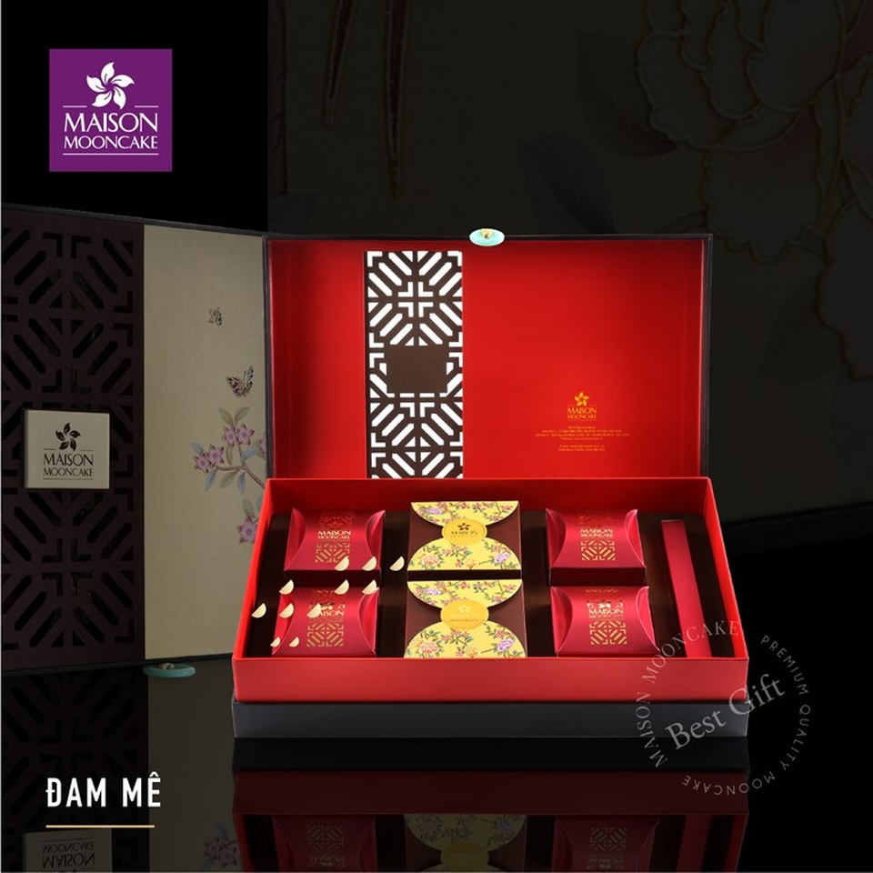 Bánh trung thu Maison – hương vị Hong Kong đích thực - 7 Đam Mê – giá 650.000 VNĐ. Hộp gồm 2 bánh 120g và 4 bánh 80g: Trứng nghiền Hong Kong, trà Ô Long, Thập cẩm, Sen trắng trứng mặn, Đậu đỏ, Đậu xanh