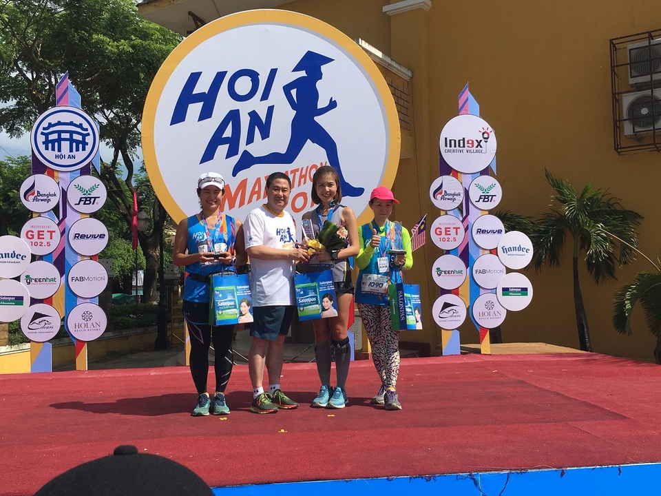Hàng ngàn VĐV tranh tài giải Marathon “Thể thao và du lịch” Hội An 2017 - 6 Trao giải cho 3 VĐV nữ về nhất, nhì, ba ở nội dung 42km