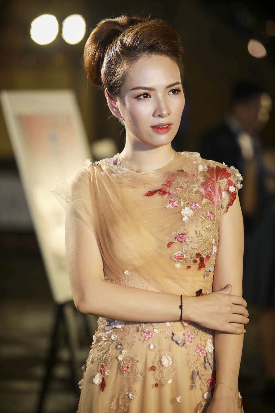 Á hậu Dương Tú Anh đẹp xuất thần trong thiết kế áo dài dát vàng - 10 Á hậu Dương Tú Anh đẹp xuất thần trong thiết kế áo dài dát vàng - 10