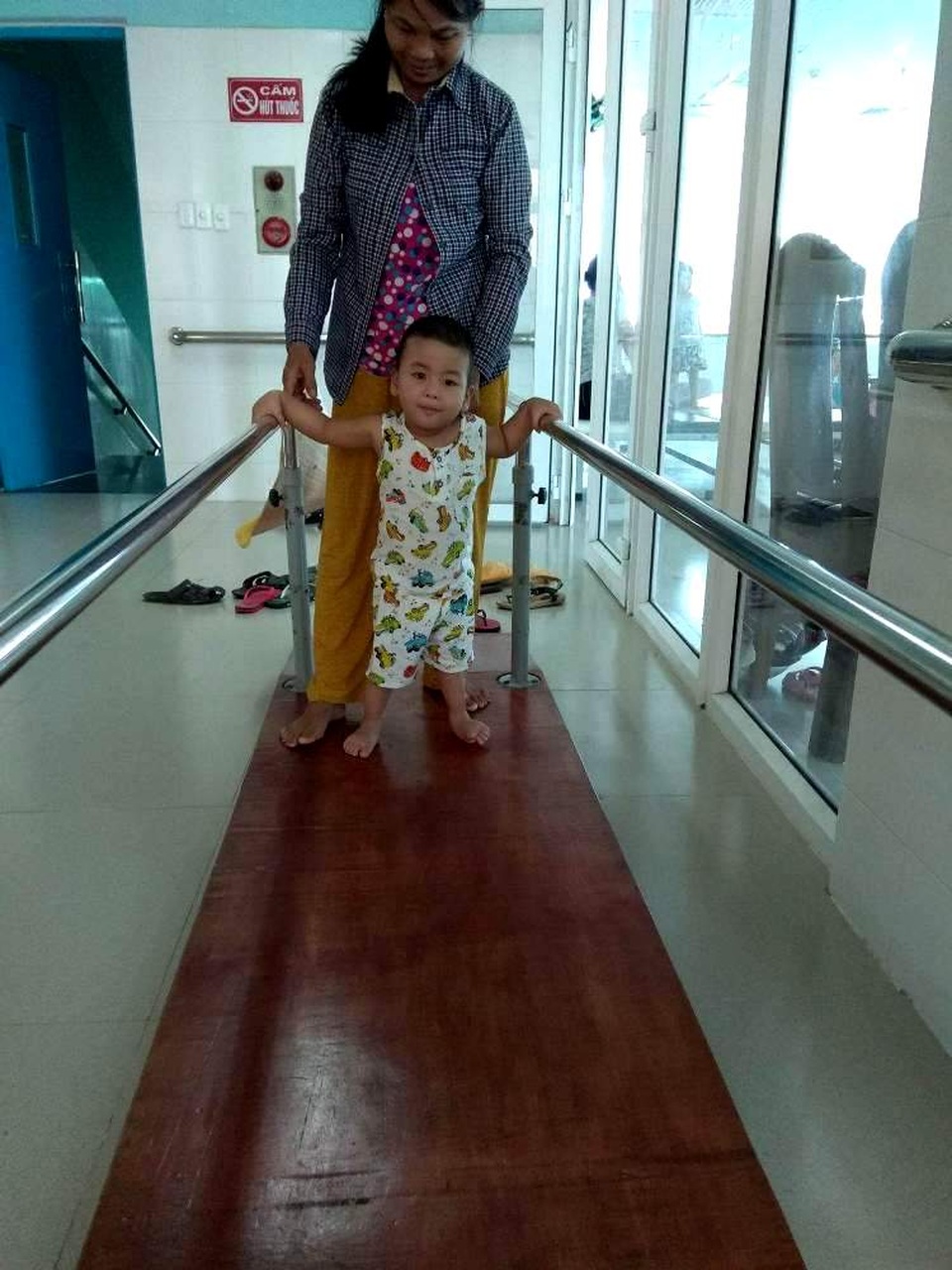 Xót thương cháu bé 2 tuổi bị tổn thương não và mất thính lực nặng - 5 Hiện tại mỗi ngày cháu đều phải tập tại bệnh viện, nhìn cháu bước đi từng bước khó khăn mà ai cũng thấy xót xa