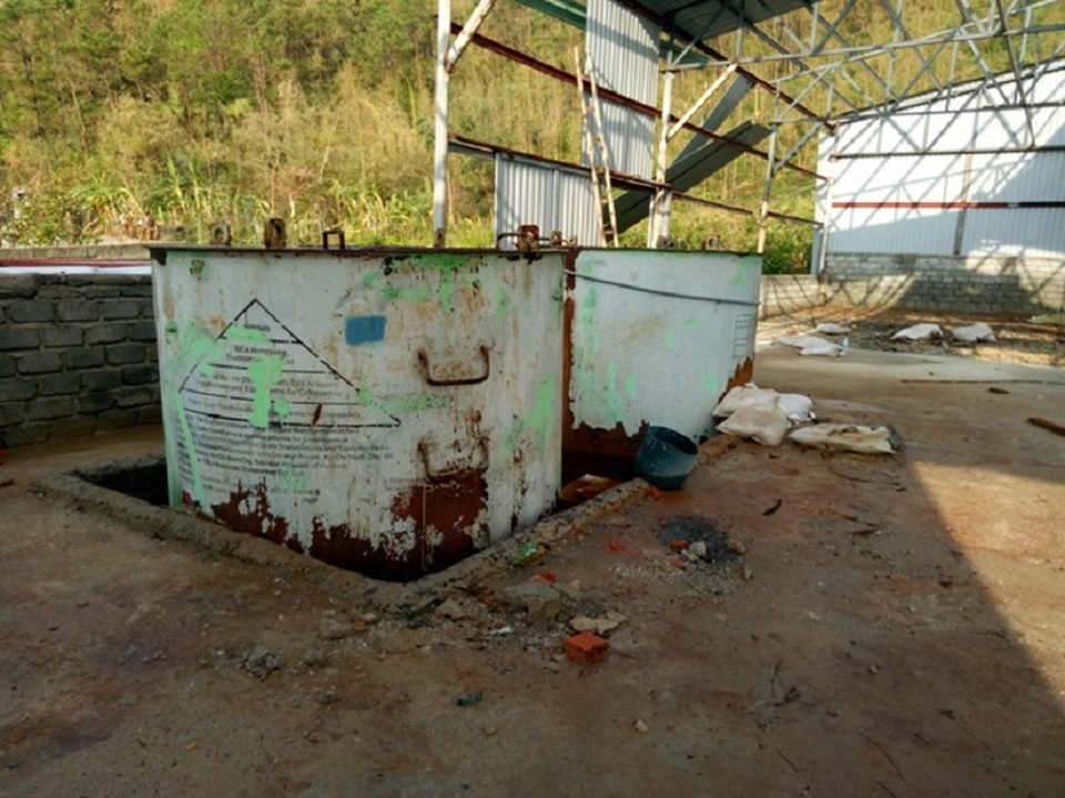 Những bể hoá chất trong nhà kho bỏ hoang