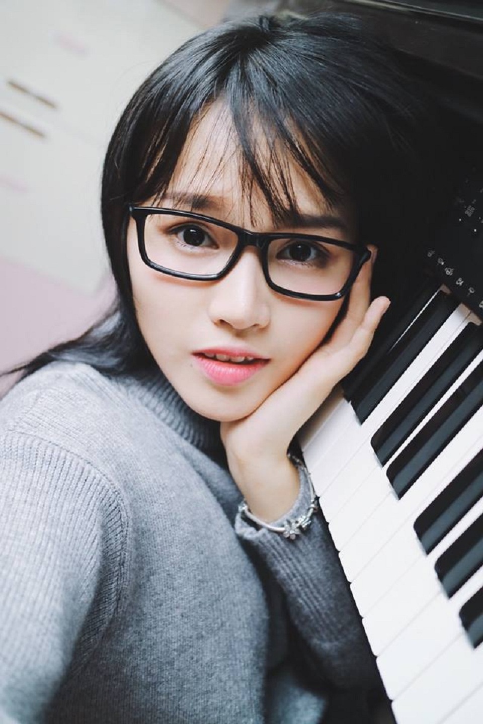 Bức ảnh cô gái có “vòng eo co giãn đáng nể" thu hút dân mạng - 4 Cô bạn Ý Như