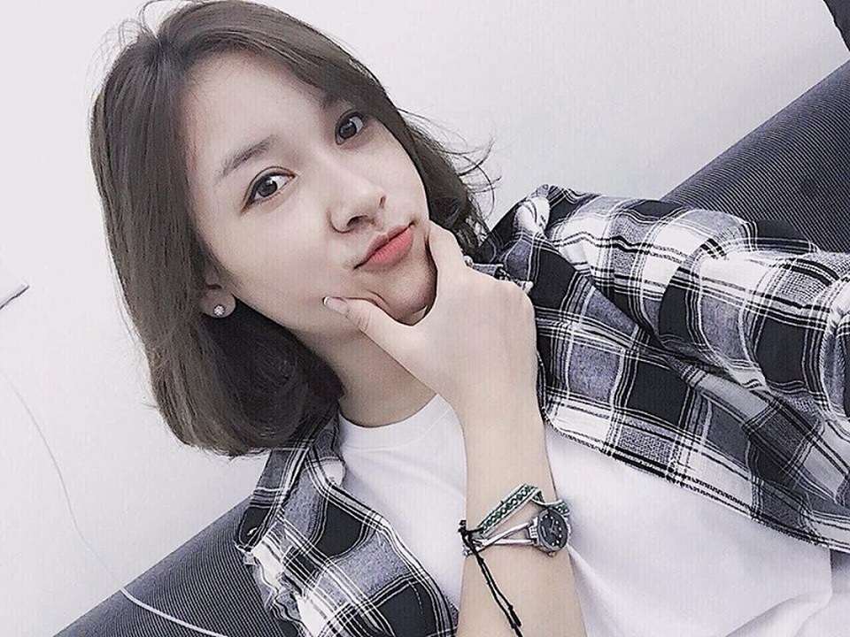 9x Nghệ An bất ngờ nổi tiếng sau loạt ảnh... “hot girl chăn gà” - 6 Được biết, hiện tại Huệ đã có một công việc ổn định tại thành phố Vinh. Trong cuộc sống, Huệ có sở thích đi du lịch cùng bạn bè, đam mê chụp ảnh. Đặc biệt, Huệ còn là một cô gái mê bóng rổ.