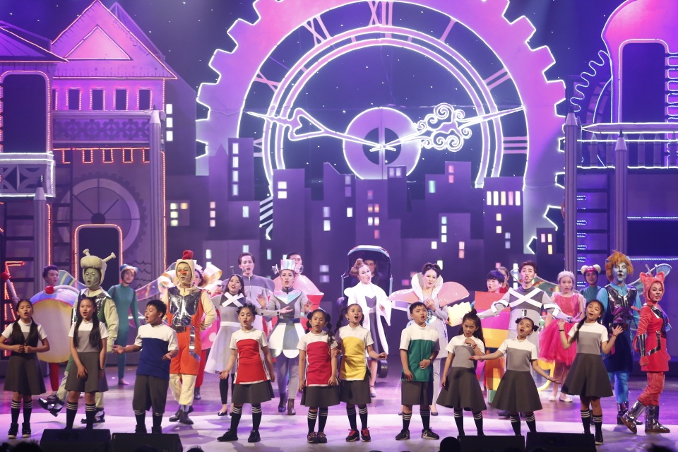 Bé chịu chơi - Show "chịu chơi" nhất năm sẽ thổi tung phòng vé tháng 10? - 6
Thành phố Xám ban đầu đơn sắc là vậy nhưng lại được biến hình thành nơi rực rỡ lung linh sắc màu.