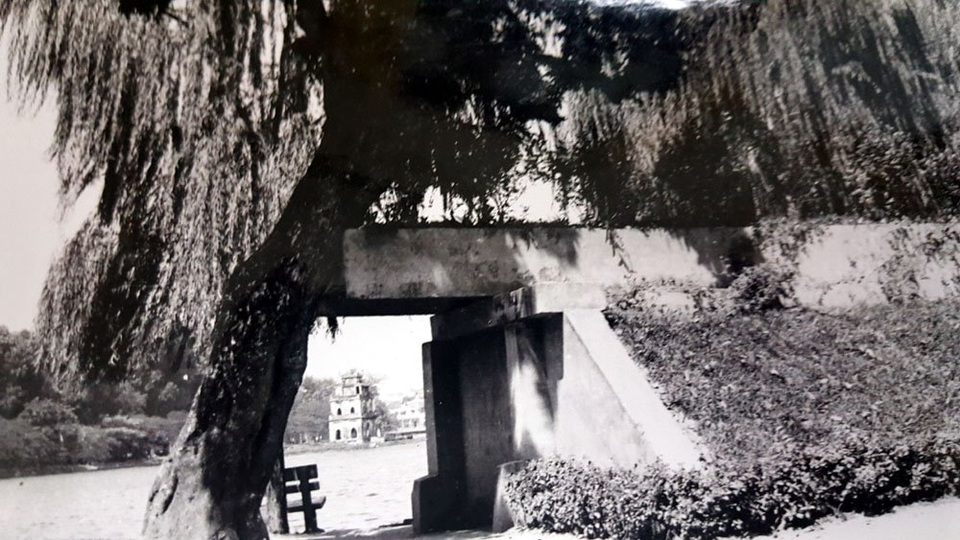 
Hầm tăng xê trú ẩn bên hồ Hoàn Kiếm năm 1978
