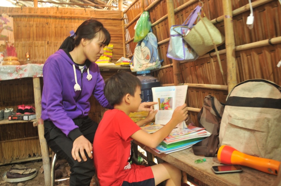 Mẹ mất vì ung thư, cha bỏ đi biệt tích, 2 chị em đói khổ trong căn nhà mục nát - 4 Sau khi mẹ mất, Minh Thư thấy cuộc sống quá khó khăn nên em nghỉ học đi làm thuê kiếm tiền lo cho em trai ăn học