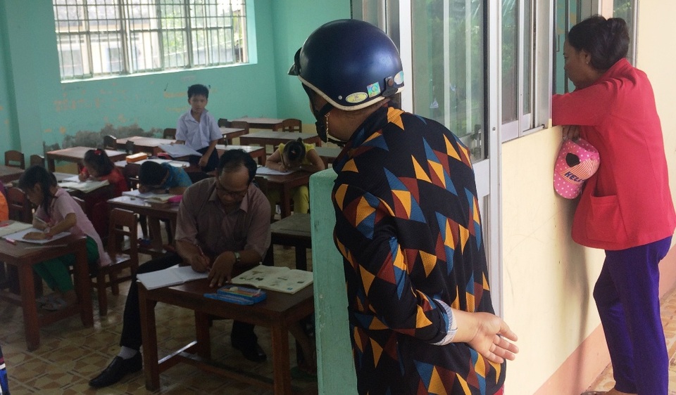 Vụ chủ đất đóng cửa trường: Đã mở trở lại nhưng sẽ đóng tiếp nếu ít học sinh - 3 Nhiều phụ huynh lo lắng chẳng biết sắp tới con em họ có được học liên tục hay phải nghỉ học vì cổng trường bị đóng?