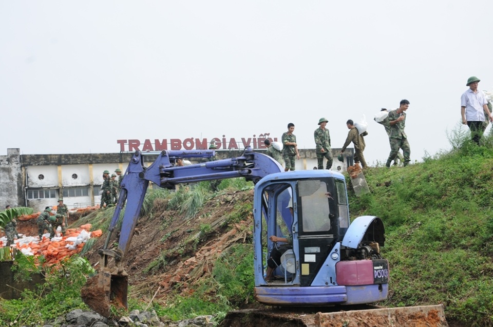 Hơn 700 chiến sĩ giải cứu "át chủ bài" tiêu úng vùng Gia Viễn - 6 Sau một ngày xung trận cật lực, hơn 700 chiến sĩ đã hoàn thành xuất sắc nhiệm vụ, trạm bơm sớm hoạt động trở lại, giúp nông dân cứu được gần 6 nghìn ha lúa mùa.