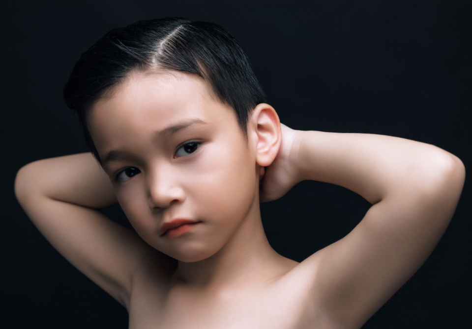 Nhờ phong cách trình diễn chuyên nghiệp, cùng gương mặt vừa hiện đại, cá tính, Cao Hữu Nhật đã giành danh hiệu Nam vương Âu Á, Á vương Hoàng tử và Công chúa thế giới tại cuộc thi “Prince and Princess International”.