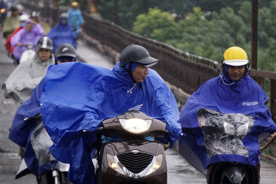 Hà Nội trong gió lạnh đầu mùa - 6
Gió thổi mạnh trên cầu Long Biên.