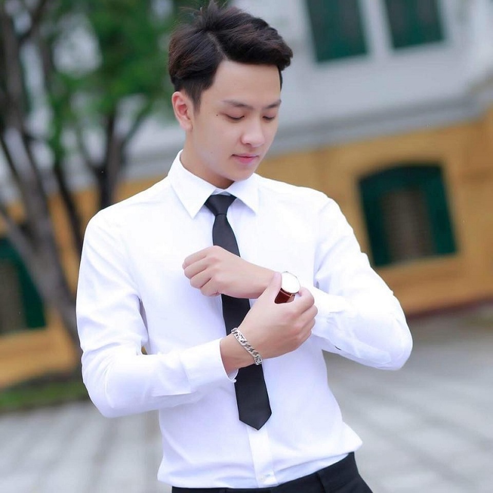 “Hot boy kỷ yếu” khiến các cô gái rần rần xin link Facebook - 3 Với gương mặt sáng cùng chiều cao khá chuẩn, diện thêm áo sơ mi trắng và bộ đồ vest, khoảnh khắc nam sinh viên đang “loay hoay” chỉnh quần áo lại bất ngờ “đốn tim” hàng nghìn dân mạng.