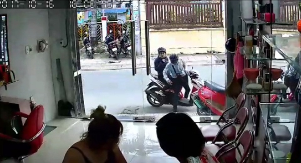 Đôi nam nữ đi trên xe tay ga dừng lại trước tiệm tóc trên đường số 22, phường Phước Long B, quận 9...