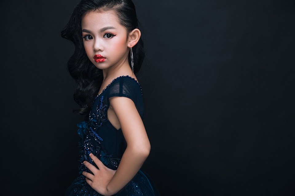 Trở thành mẫu nhí không lâu nhưng mỗi bức ảnh của Bảo Linh đều khiến mọi người ngỡ ngàng trước khả năng biểu cảm của cô bé