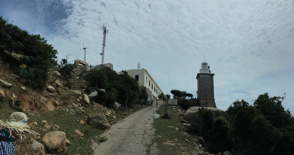 Ninh Thuận: Huyền bí Mũi Dinh - 6 Cuốc bộ khoảng 1 giờ, ngọn hải đăng hiện ra trước mặt