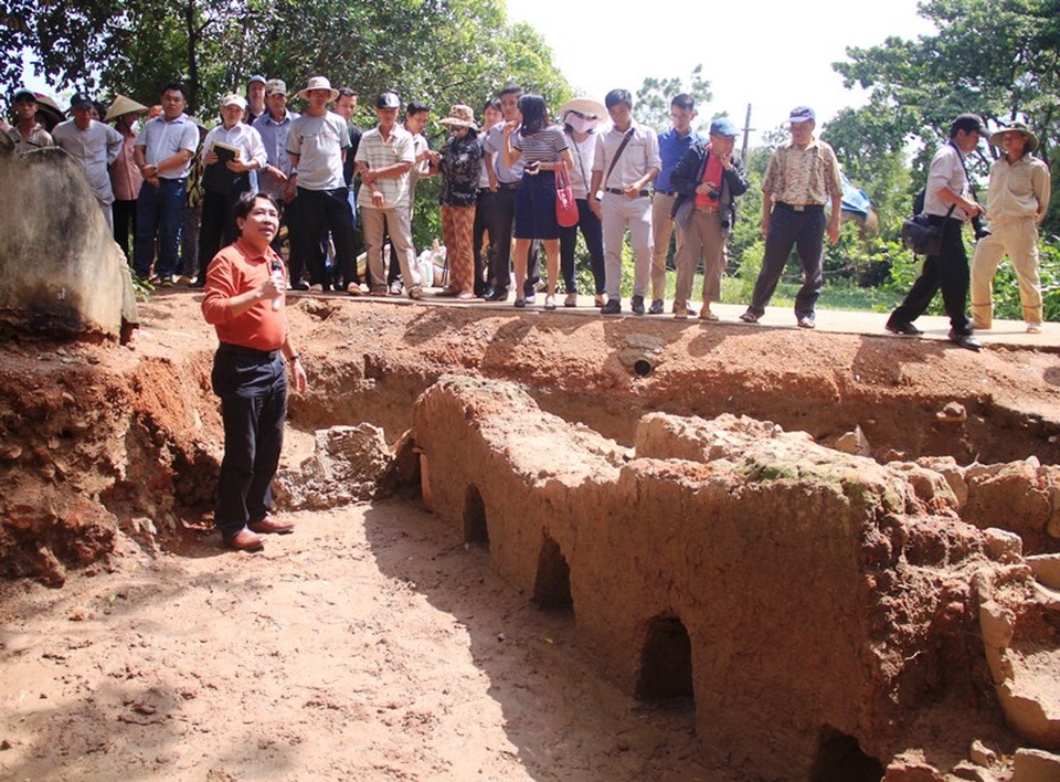 PGS.TS Bùi Minh Trí, Viện trưởng Viện nghiên cứu Kinh thành đang giới thiệu về các di chỉ gốm tại Bình Định