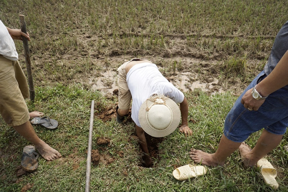 
Hang chuột thường có nhiều nhánh, một nhánh sẽ được đào rộng để đổ nước, các nhánh còn lại được tìm thấy sẽ bịt rọ, chuột ngạt nước tự bò ra khỏi hang là chui ngay vào rọ.
