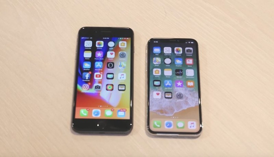Video trên tay iPhone X "tràn ngập" trên YouTube trước thời điểm lên kệ - 4 iPhone X có kích thước nhỏ hơn khá nhiều khi đặt cạnh iPhone 8 Plus, dù kích thước màn hình là tương đồng.
