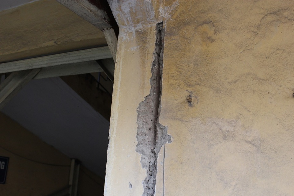 Khu nhà ở Thủ đô nứt toác, nghiêng ngả, chống đỡ bằng khung sắt - 8 Khu nhà ở Thủ đô nứt toác, nghiêng ngả, chống đỡ bằng khung sắt - 8