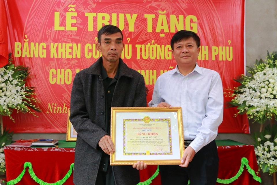 Lãnh đạo Thông tấn xã Việt Nam truy tặng bằng khen của Thủ tướng Chính phủ cho phóng viên Đinh Hữu Dư.