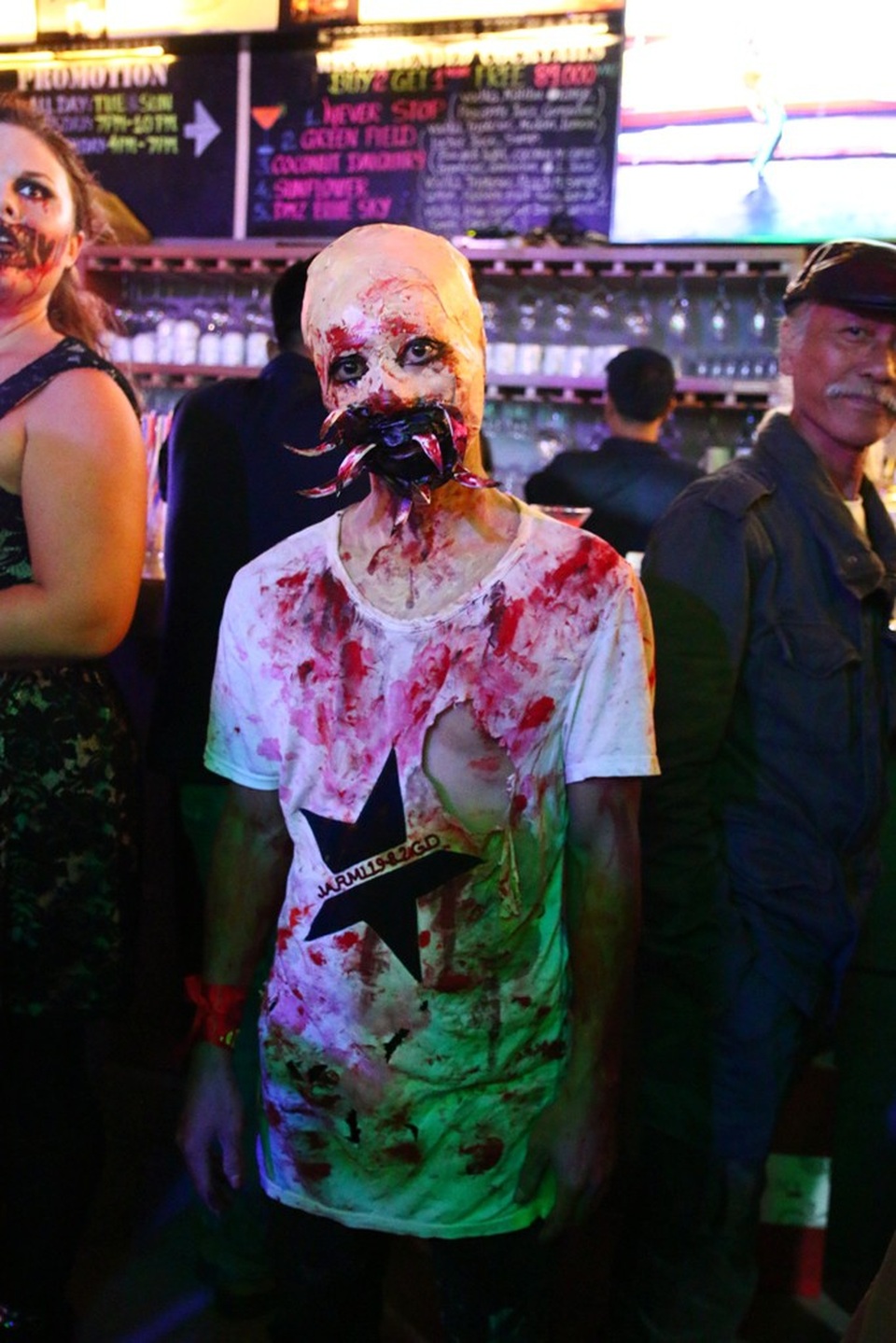 Phố Tây Huế tưng bừng chào đón lễ hội ma quỷ Halloween - 6 Một nhân viên tạo hình khá ấn tượng tại DMZ bar