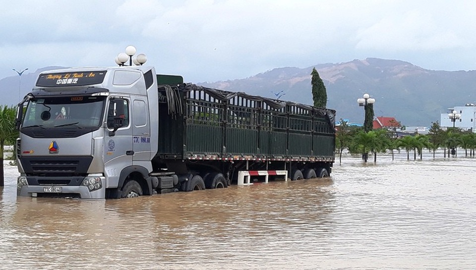 Bão vừa qua, người dân lại gồng mình chống chọi với lũ - 4 Nước lũ dâng nhanh khiến tuyến đường Hùng Vương (TP Quy Nhơn) ngập nặng