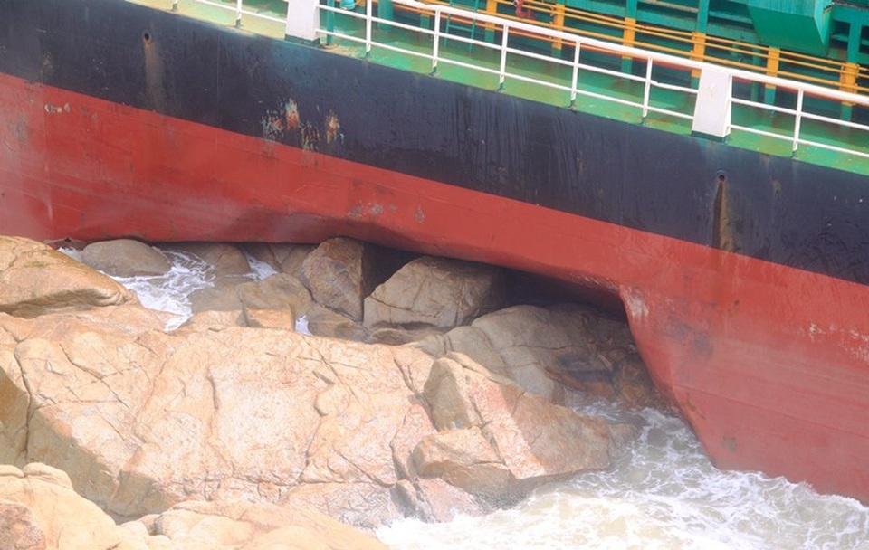 Huy động tối đa nguồn lực tìm kiếm nạn nhân mất tích trên biển - 4 Tàu hàng bị đánh dạt vào ghềnh đá gây hư hỏng nghiêm trọng