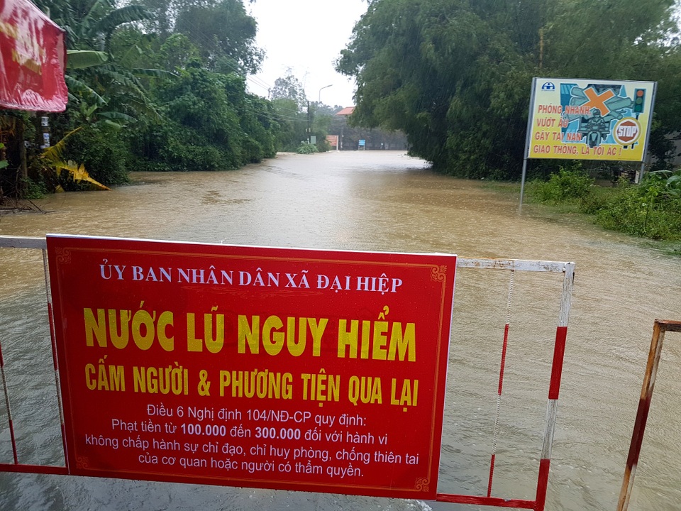 Hội An di dời dân, hàng loạt tuyến đường bị ngập sâu, nhiều địa phương bị cô lập - 6 Tuyến đường ĐT609B từ TP Đà Nẵng lên Đại Lộc (Quảng Nam) bị ngập trong lũ tại xã Đại Hiệp. Chính quyền đã cắm biển cấm người dân và phương tiện qua lại