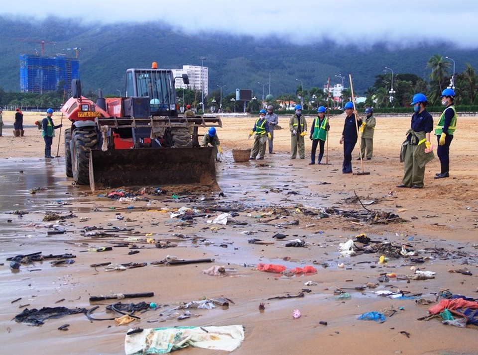 Huy động công nhân cùng phương tiện dọn rác trên bãi biển du lịch.