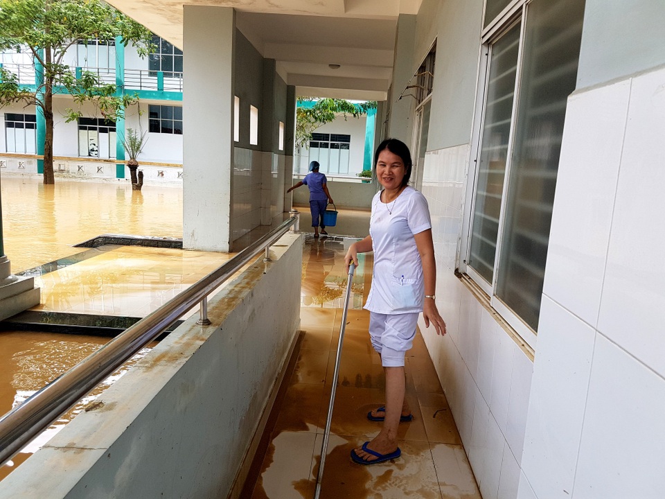 Hơn 500 bệnh nhân bị nước lũ cô lập - 6 Các y bác sĩ tiến hành dọn bùn khi nước lũ vừa rút ra ngoài