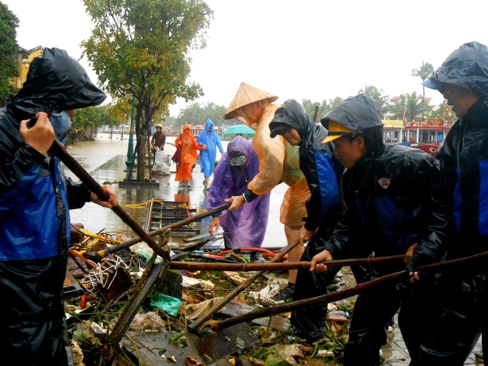 Hội An khẩn trương dọn dẹp sau mưa bão, chuẩn bị cho sự kiện APEC - 1 Hội An ra quân tổng lực dọn dẹp vệ sinh trong sáng 8/11