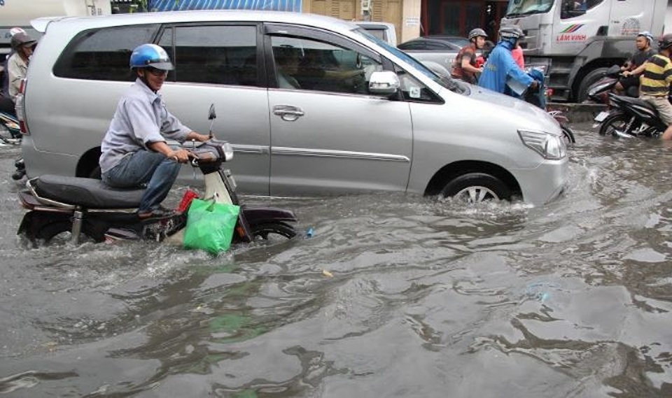 Mưa lớn kết hợp triều cường, đường Sài Gòn "không lối thoát" - 7