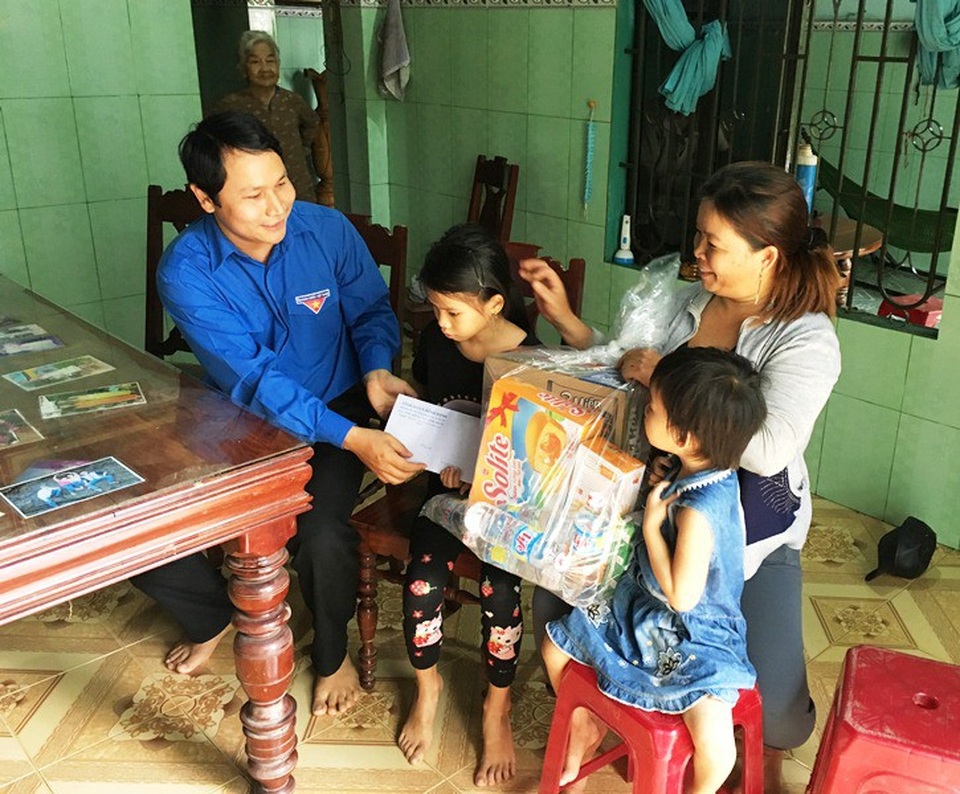 Hàng nghìn bạn trẻ xung kích về vùng lũ giúp dân khắc phục bão lũ - 7 Phó Bí thư Tỉnh đoàn Bình Định Hà Duy Trung trao quà cho người dân vùng lũ.