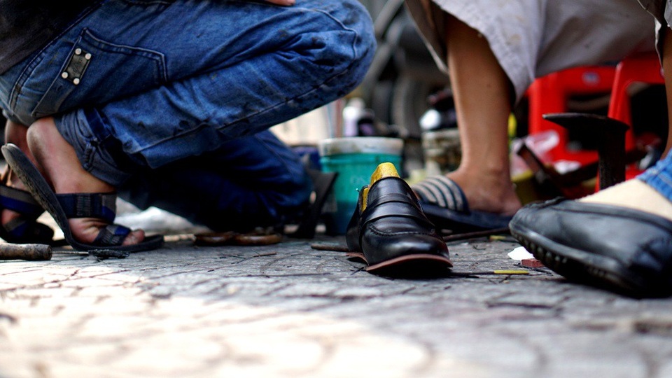 Ở đây, những người thợ có thể xử lý mọi yêu cầu của khách, đây là cách để làm rộng giày cho vừa chân của khách