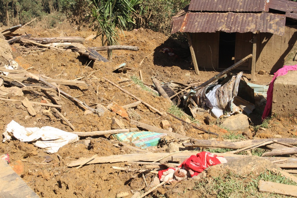 Một số đồ dùng còn sót lại trong đống đổ nát