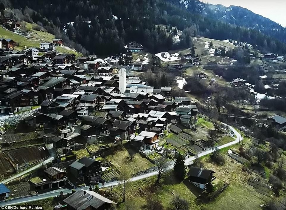 Thị trấn Albinen giờ đây đang chờ đợi những người dưới 45 tuổi chuyển tới sống trong rất nhiều ngôi nhà đang bị bỏ không, ngoài ra, nơi đây cũng còn rất nhiều đất trống nếu người mới đến muốn xây nhà để ở.