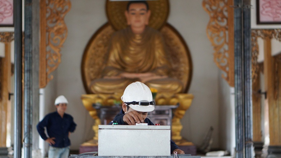 Công nhân đang vận hành bàn điều khiển kích thủy lực chính nối với 30 kích thủy lực, mỗi kích có công suất nâng 200 tấn