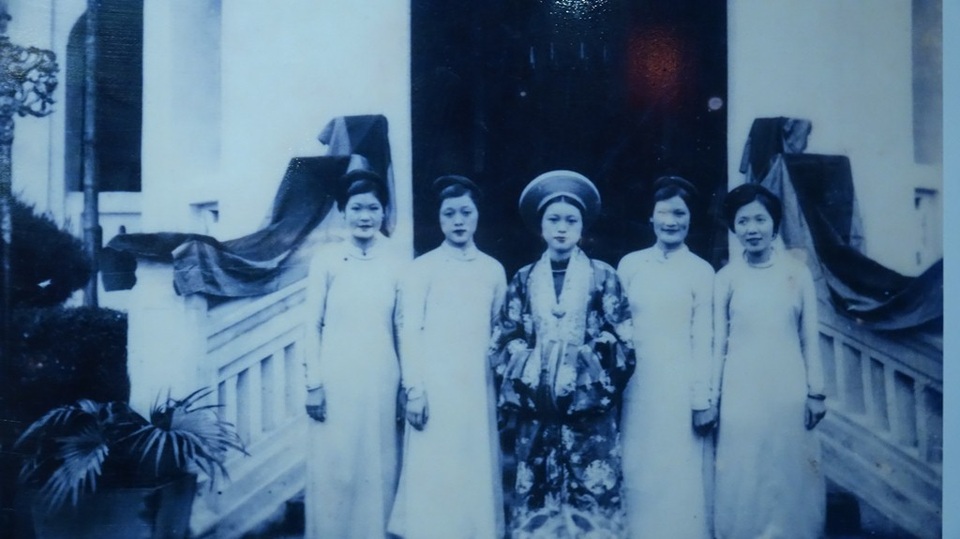 Lời hẹn hai năm của… áo dài - 5 Cô dâu trong trang phục mang phong cách Nam Phương hoàng hậu thì các phù dâu cũng đều mặc áo dài trắng tân thời