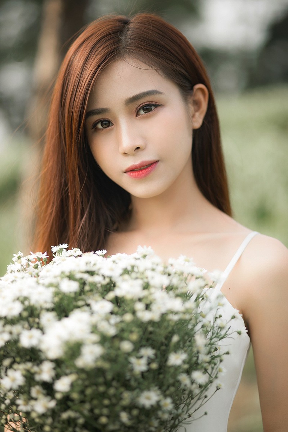 Thiếu nữ tuổi 19 dịu dàng với cúc họa mi - 6 Dung từng đóng quảng cáo cho các thương hiệu lớn như Honda, Milo, Kotex, Samsung…; đóng phim ngắn học đường như “Người thương năm ấy”.