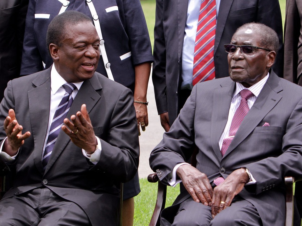 Ông Emmerson Mnangagwa và hành trình từ vệ sĩ thành Tổng thống Zimbabwe - 9 Theo BBC, sau khi chính biến diễn ra, ông Mnangagwa đã công khai kêu gọi ông Mugabe từ chức. Ông cũng cảm ơn quân đội vì đã tiến hành cuộc chuyển giao quyền lực “không đổ máu”. (Ảnh: AP)