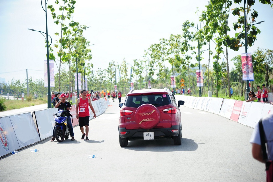 Ô tô lao về vạch đích đường chạy marathon khi vận động viên đang "nước rút" - 5 Không hiểu sao chiếc ô tô thiếu ý thức có thể lọt qua hàng rào an ninh của giải Marathon