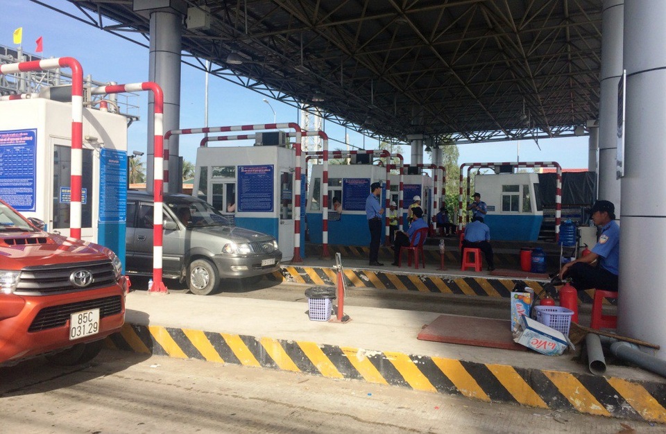 Tài xế trả tiền lẻ gây kẹt xe, BOT Cai Lậy xả trạm lần 4 - 5 Các nhân viên bảo vệ rãnh tay khi trật tự khu vực thu phí đảm bảo
