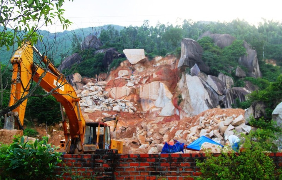 Khai thác đá trên núi Hòn Cha (TP Quy Nhơn, Bình Định) đang diễn ra phức tạp và để lại những hệ lụy
