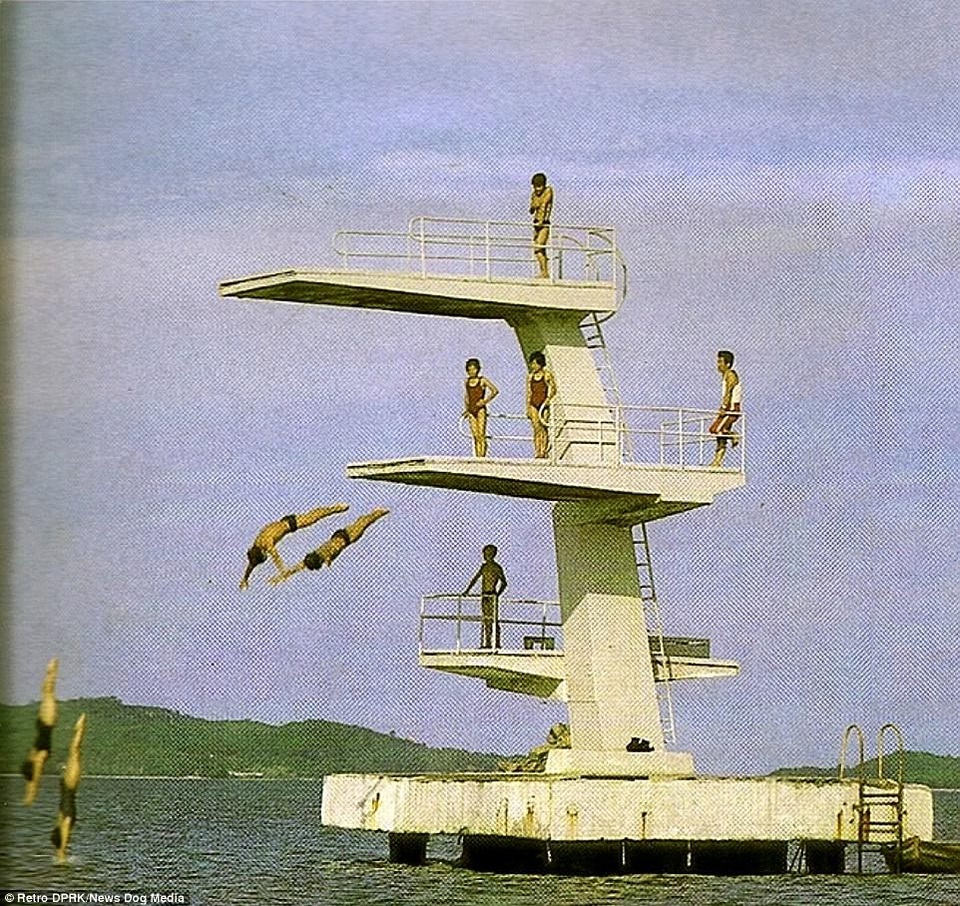 Trong hình là các du khách đang chuẩn bị nhảy cầu ở thành phố Wonsan.