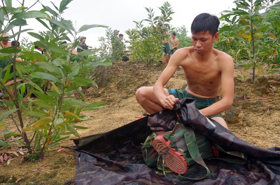 Phải mang cả quân trang cá nhân cũng như các vũ khí hỏa lực nặng như súng cối, súng máy phòng không vượt sông giữa giá rét là một trong những nội dung có độ khó của các chiến sĩ tham gia đợt sát hạch sẵn sàng chiến đấu. Trong ảnh là một chiến sĩ gấp rút bọc quân trang chuẩn bị cho đợt vượt sông.