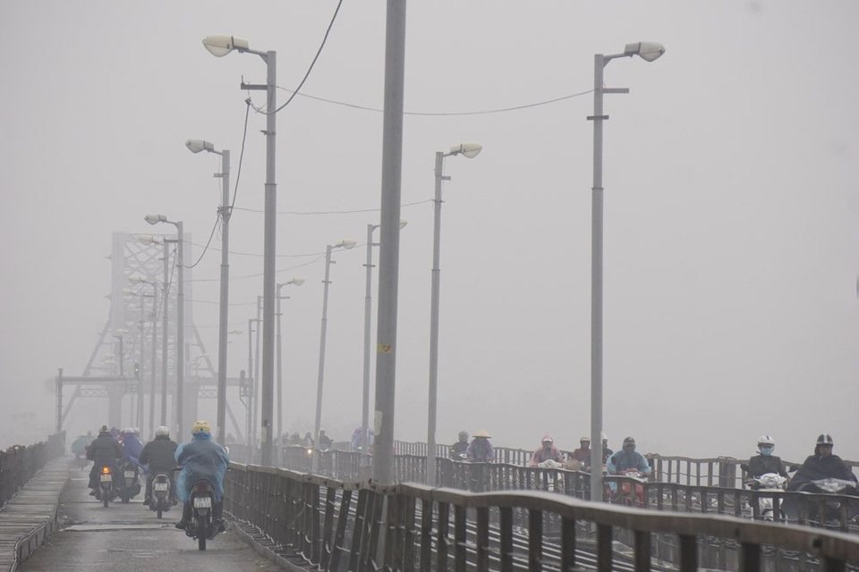 
Cầu Long Biên ẩn hiện trong mây mù. Nhiều thời điểm, Hà Nội có mưa phùn.
