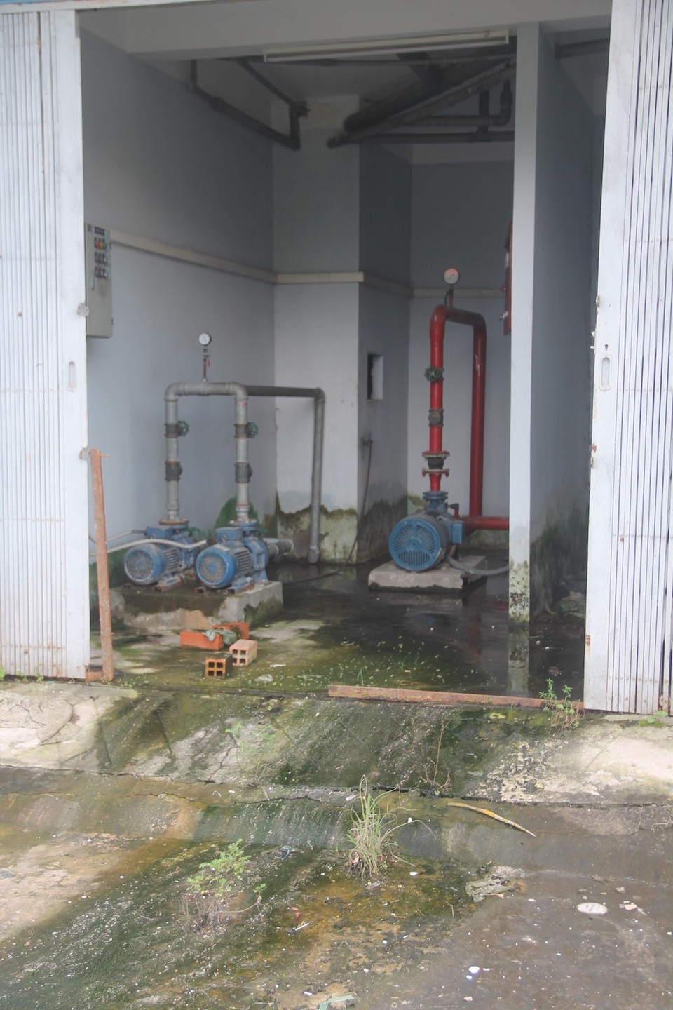 TPHCM: Dân tháo chạy khỏi... khu nhà ở tái định cư - 6 Hệ thống ống nước bơm rất nhếch nhác và xuống cấp